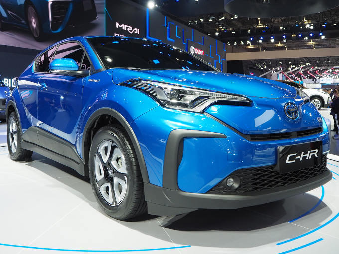 ▲中国市場においてC-HRは、広州汽車との合弁会社となる広州トヨタで生産されている。今回発表されたC-HR EVは、標準モデルに比べて、グリルレスマスクを採用している点が大きな違いとなる。2020年より販売開始されるとのこと