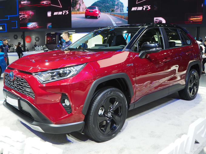 ▲日本とほぼ時を同じくして新型RAV4が中国市場でデビューを果たした。パワートレインは、2Lガソリン（CVT）、および2.5Lガソリン（8AT）、2.5Lハイブリッドとなる。トヨタセーフティセンスなど安全装備も充実。売れ筋モデルだけに気合が入っていた