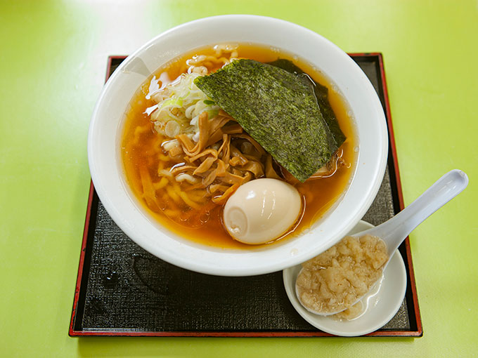 ▲昼は、太縮れ面にさっぱりスープ、そして背油がマッチした人気の酒田ラーメン。うまい！