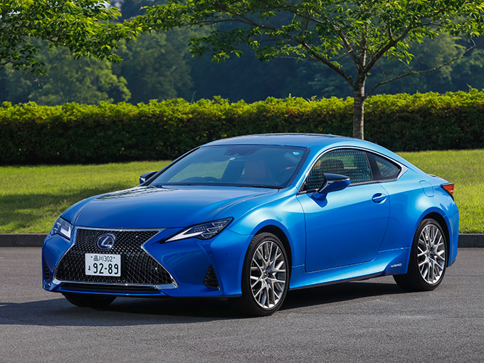 ▲version Lは標準搭載で超小型三眼LEDヘッドランプユニットを縦方向に配置している。F SPORTにはオプション設定