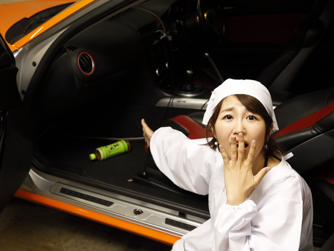 ▲「あっ！！」と思ったときにはすでに手遅れ……。車内で飲み物などをこぼしてしまった経験ありませんか？