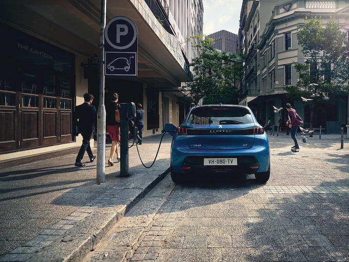 PEUGEOT e-208
