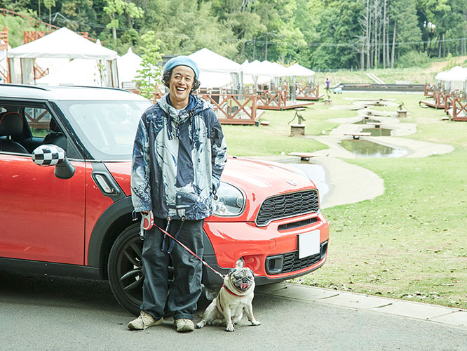 犬と過ごしやすいキャンプ場で野菜収穫!?お笑い芸人・やついいちろうが 「THE FARM」に感動｜Carsensor IN MY LIFE