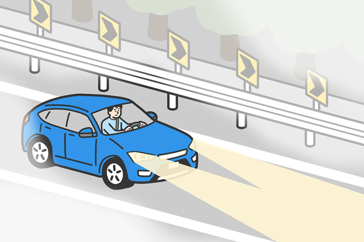 運転中に濃霧に遭遇したときの対応と、事故を起こさないための注意点
