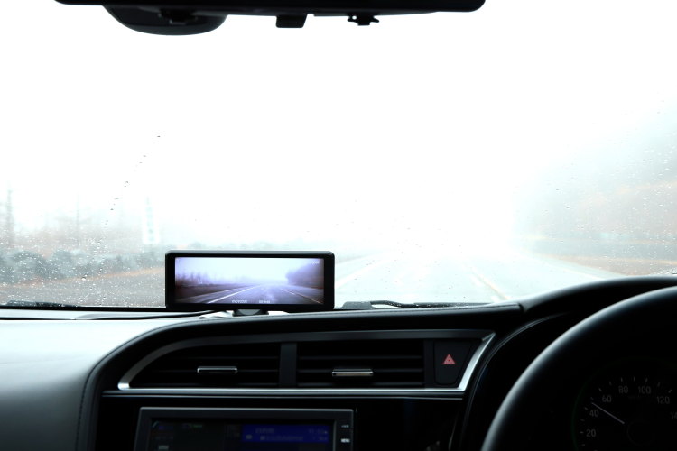 濃霧や大雨時にも視界を確保！ 安全運転にナイトビジョンが役に立つ