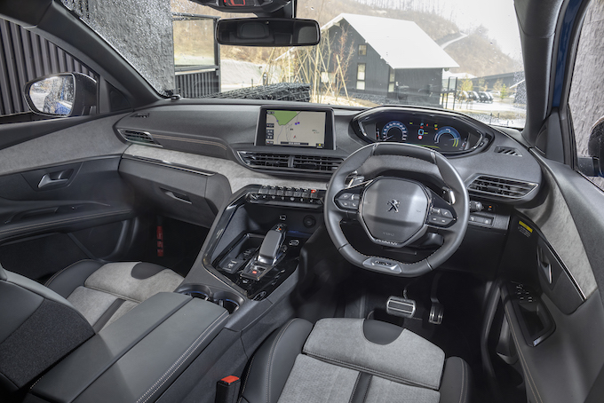 プジョー 3008 GT ハイブリッド4