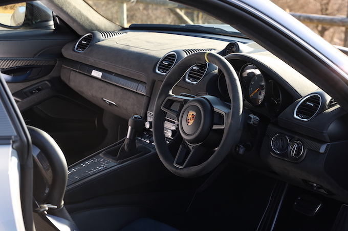 ポルシェ 718ケイマン GT4 RS